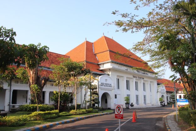 PTN tertua di Indonesia